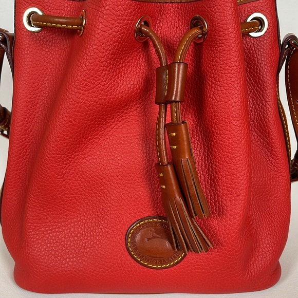NWOT DOONEY & BOURKE EUROPEAN PEBBLE GRAIN RED LEATHER BUCKET BAG & WALLET - Picture 3 of 17